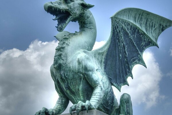 Sculpture de dragon. Monument. Œuvre d art