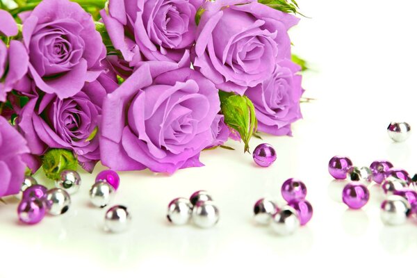 Bouquet chic de roses lilas, entouré de perles