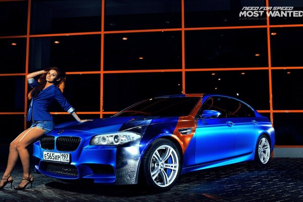 Hermosa chica en un BMW azul parachoques