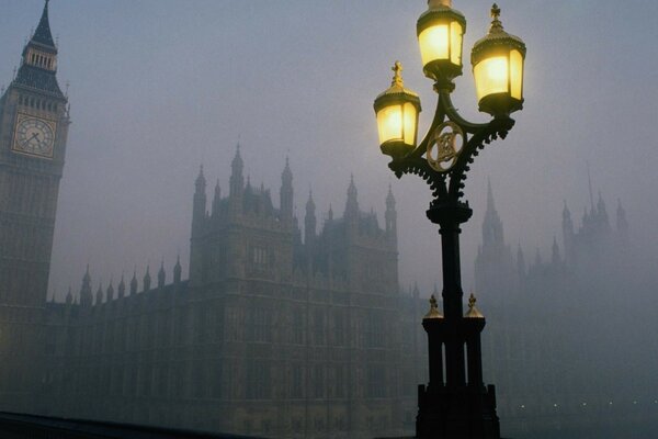 La ciudad brumosa de Londres y la vista de la lámpara de calle naa