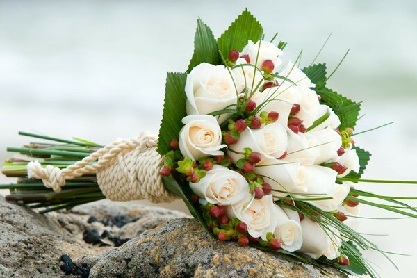 Schöner Blumenstrauß aus weißen Rosen