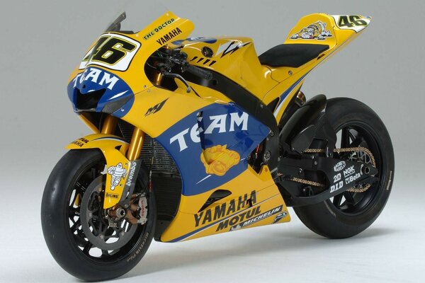 Moto Yamaha jaune debout sur le sol