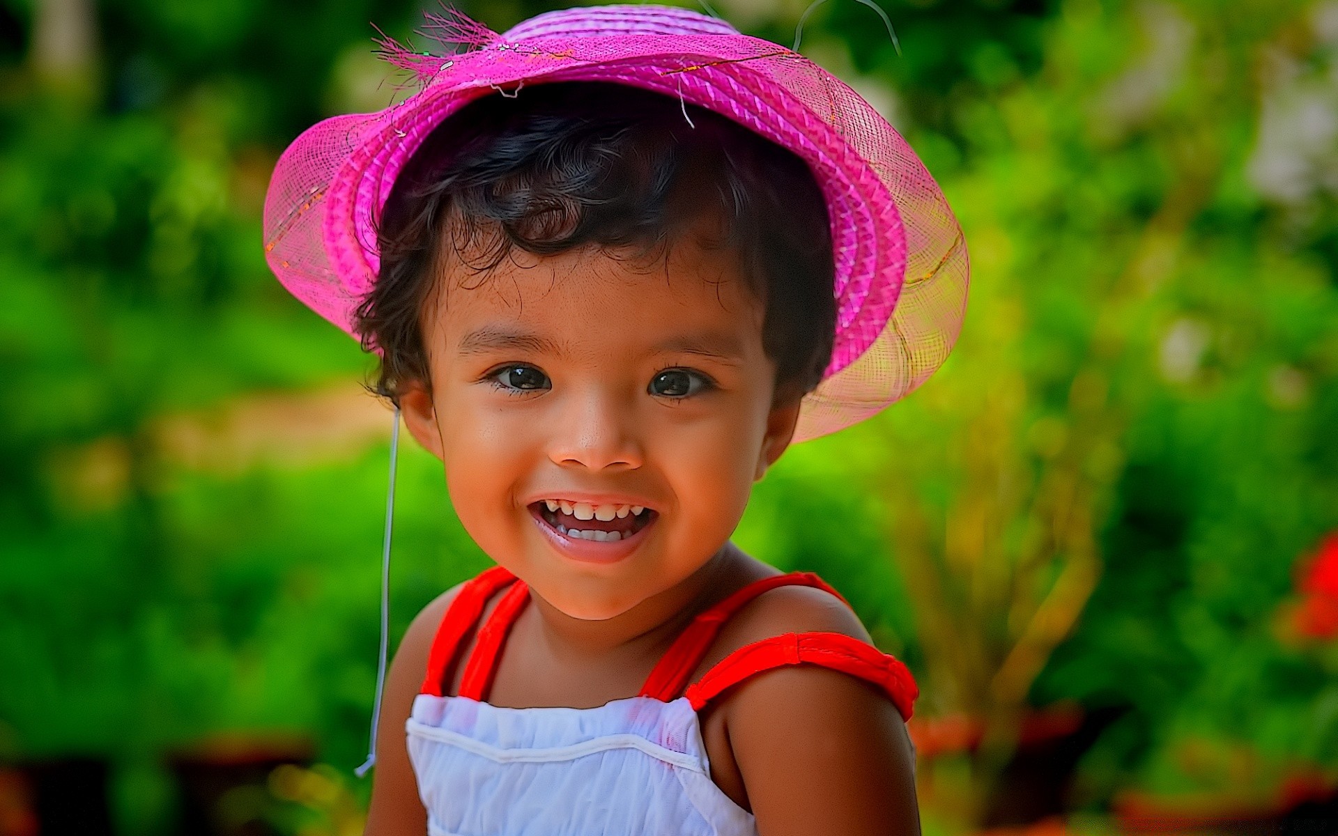 giorno dei bambini bambino piccolo carino estate ragazza natura divertimento all aperto sorriso bambino bello copertura erba