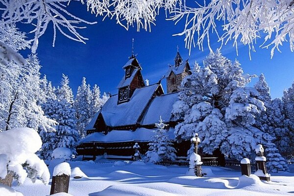 Iglesia en invierno cubierta de nieve