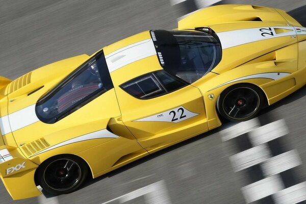 Sport Car di colore giallo