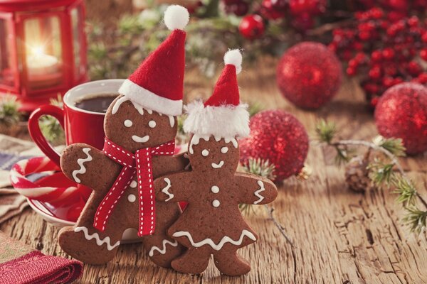 Pan de jengibre de Navidad en sombreros rojos