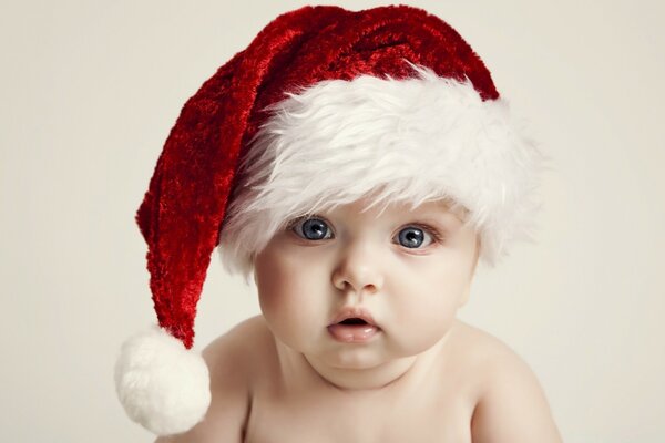 Un niño inocente en una gorra de Navidad