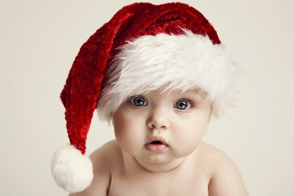 Bambino innocente in un cappello di Natale