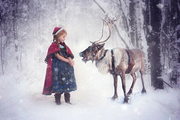 Servizio fotografico di Natale del bambino nella foresta innevata