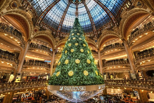 Halle mit großem Weihnachtsbaum in der Mitte