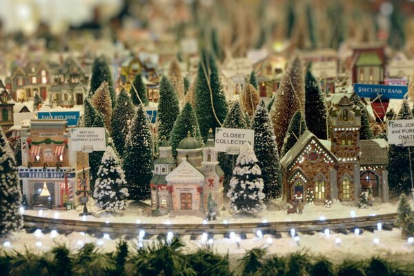 Miniatur einer geschmückten Weihnachtsstadt