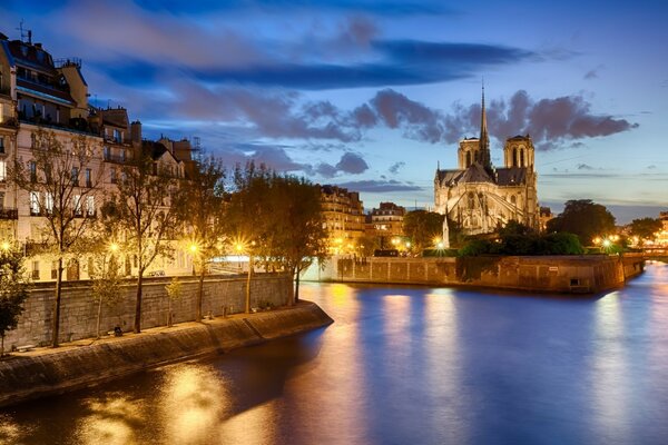 Una vivace città serale vicino all acqua. Con edifici eleganti