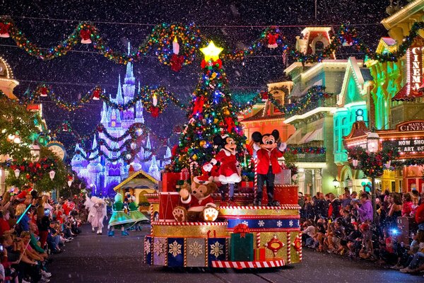 Festival de Navidad. Mickey mouse en el escenario