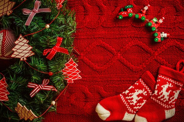 Chaussettes de Noël sur un pull rouge