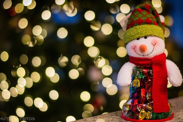 Muñeco de nieve con decoraciones para vacaciones de Navidad