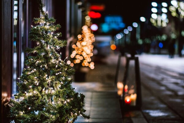 Weihnachtsbaum auf der Straße der Stadt