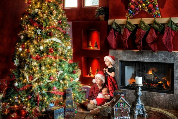 Árbol de Navidad decorado cerca de la chimenea