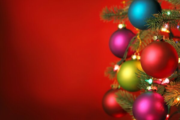 Albero di Natale decorato con palline su sfondo rosso