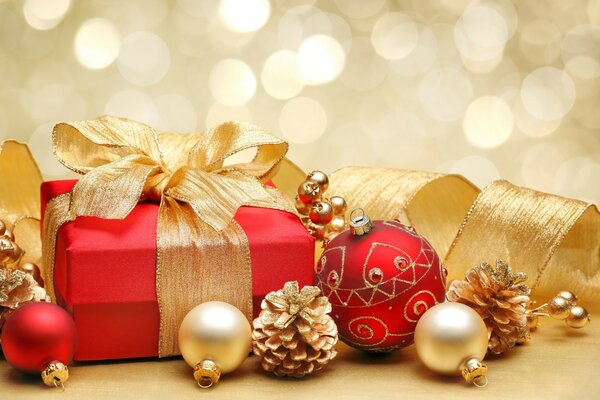 Altın yaylı kırmızı kutuda Noel hediyesi