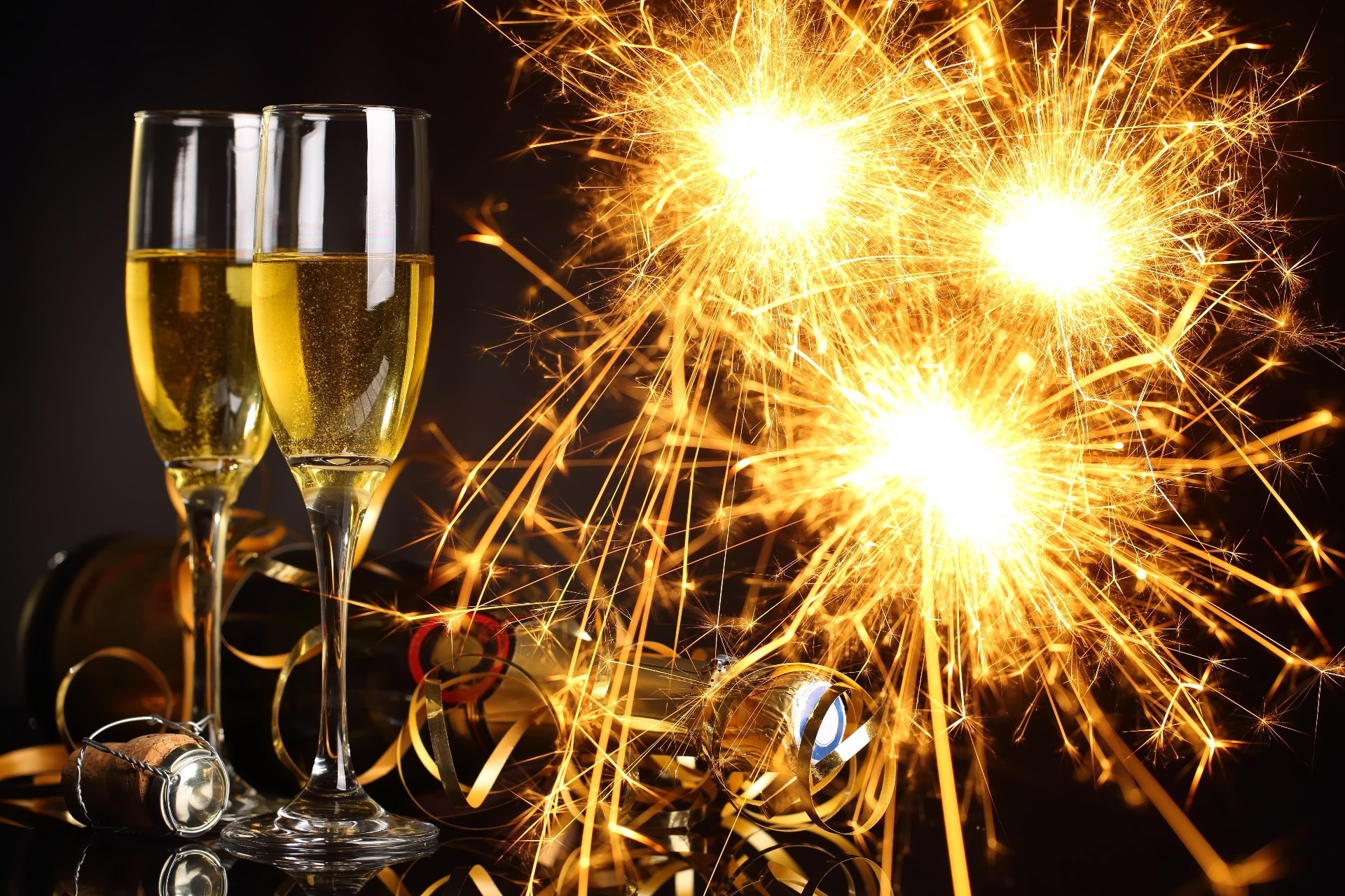 año nuevo vacaciones navidad eva fiesta champán aniversario llama vacaciones fuegos artificiales explosión espumoso oro brillante vino ocasión medianoche merry víspera de año nuevo chispa