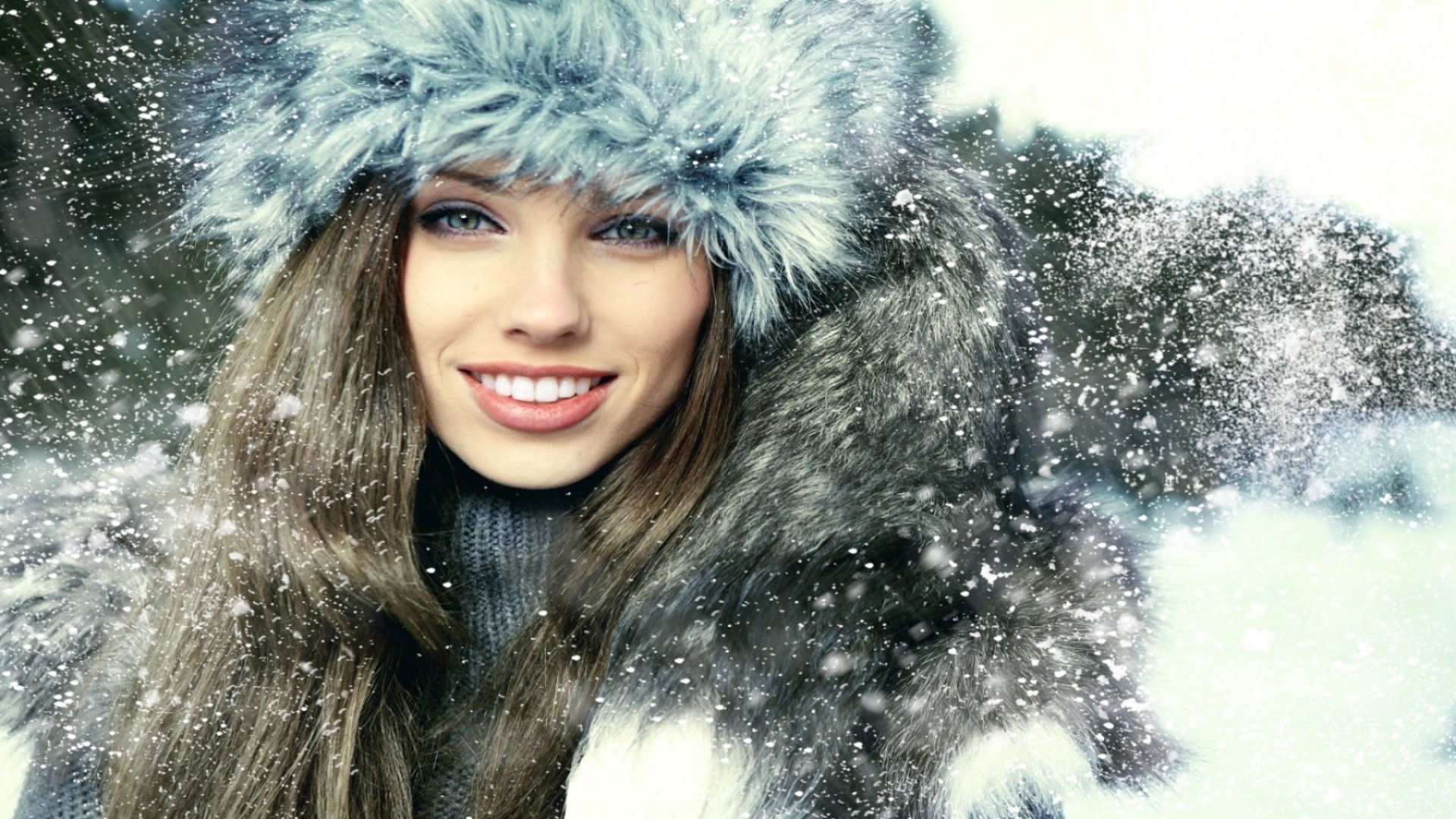 gesicht und lächeln winter kälte porträt warm mode frau pelz schön schnee mädchen ein mantel kappe modell erwachsener haar jung gesicht natur