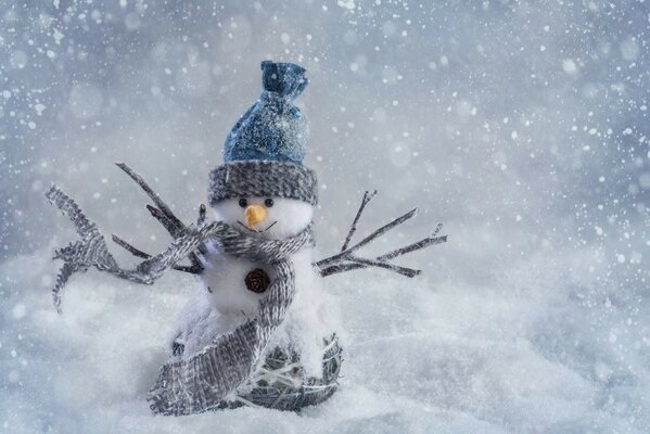 Bonhomme de neige souriant dans un chapeau et une écharpe