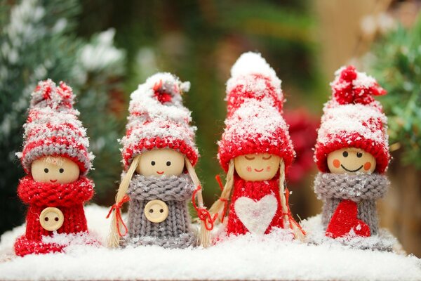 Рождественские куколки в шапках в снегу