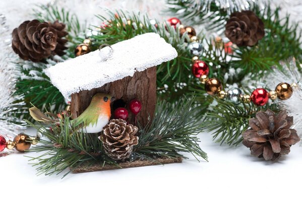 Árbol de Navidad con pájaro y conos