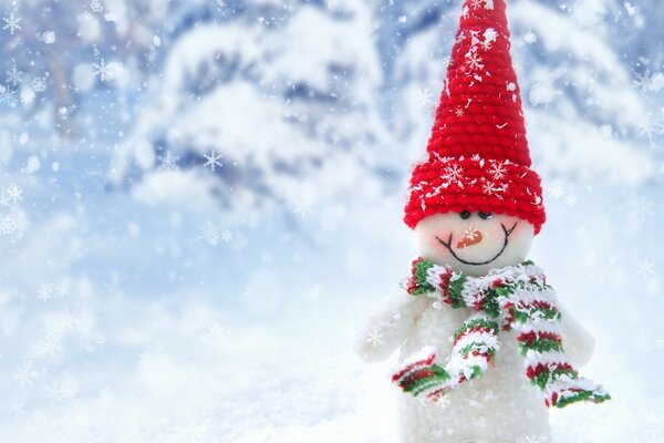 Muñeco de nieve con sombrero rojo y bufanda