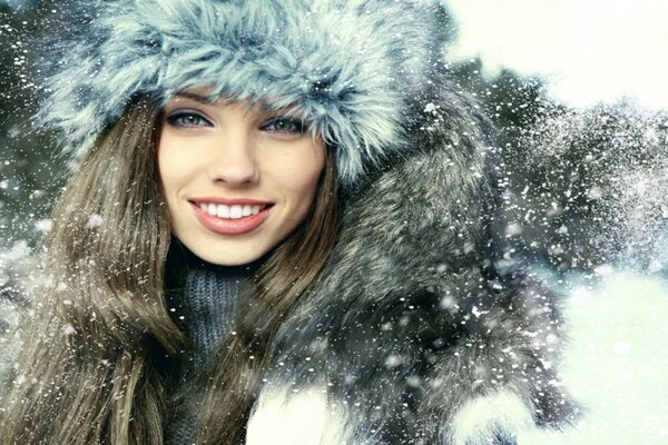 Fille souriante dans les flocons de neige