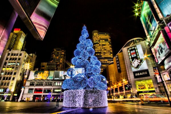 Christmas tree in the center of the night city