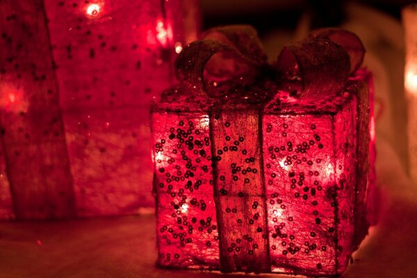 Cadeau de Noël dans les lumières rouges