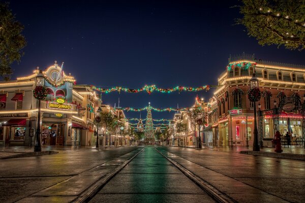 Strada notturna decorata di Capodanno