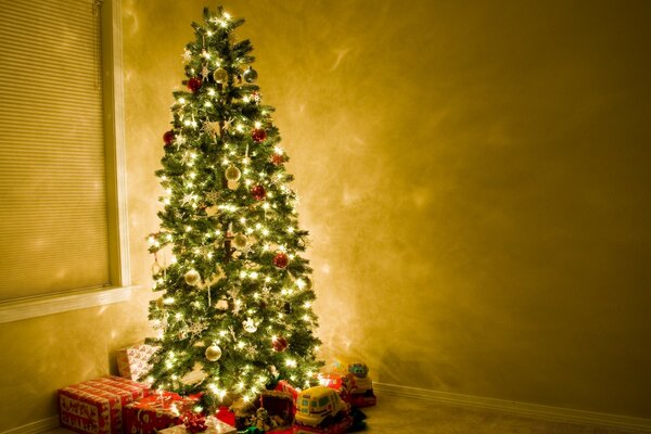 Árbol de Navidad decorado en la casa