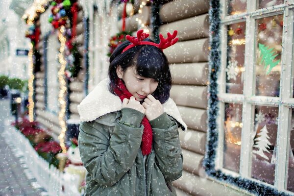 Fille rêveuse le jour de Noël