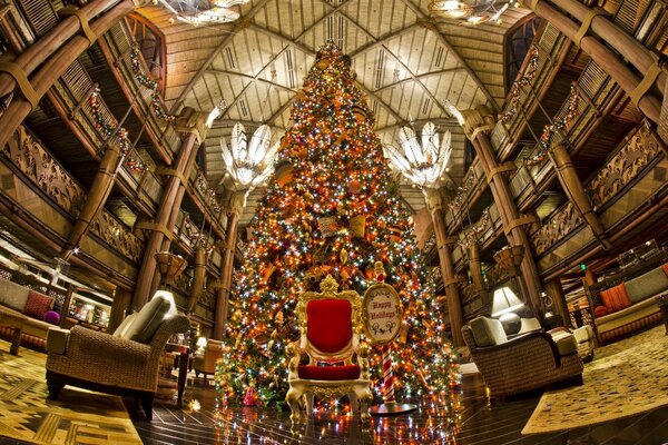 Fotos von einem schicken Weihnachtsbaum in Girlanden und Spielzeug