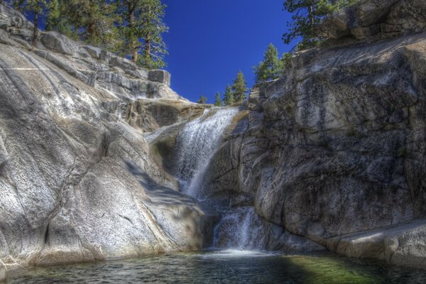 La magia de la cascada natural atrae a sí misma