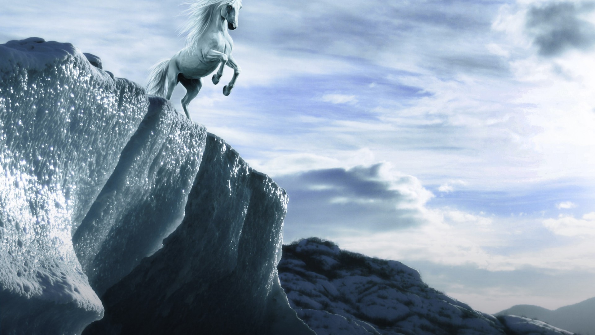 Белая лошадь в облаках без смс