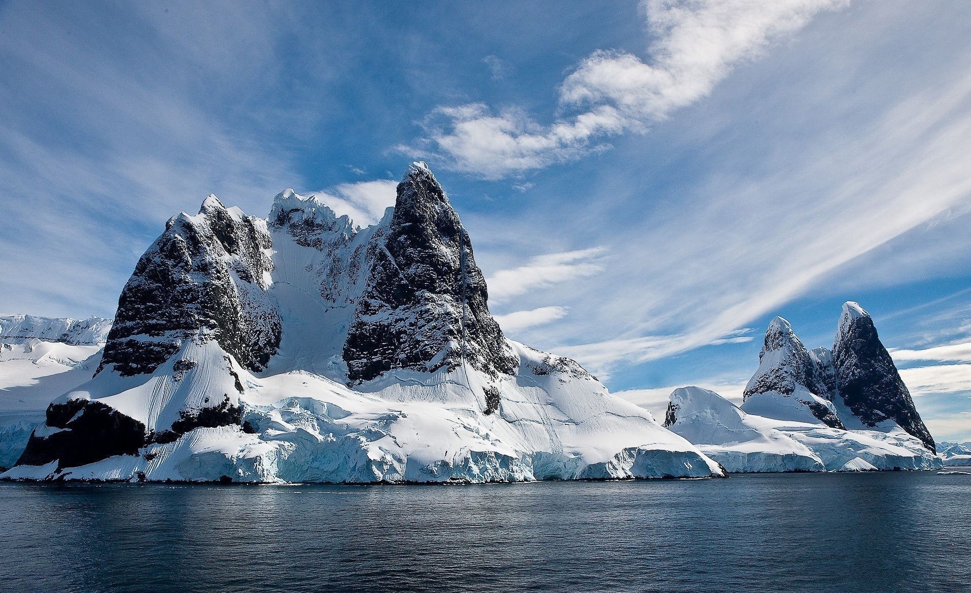 rocas rocas y rocas rocas y rocas nieve hielo iceberg glaciar invierno montañas frío helada agua fusión paisaje viajes natación congelado