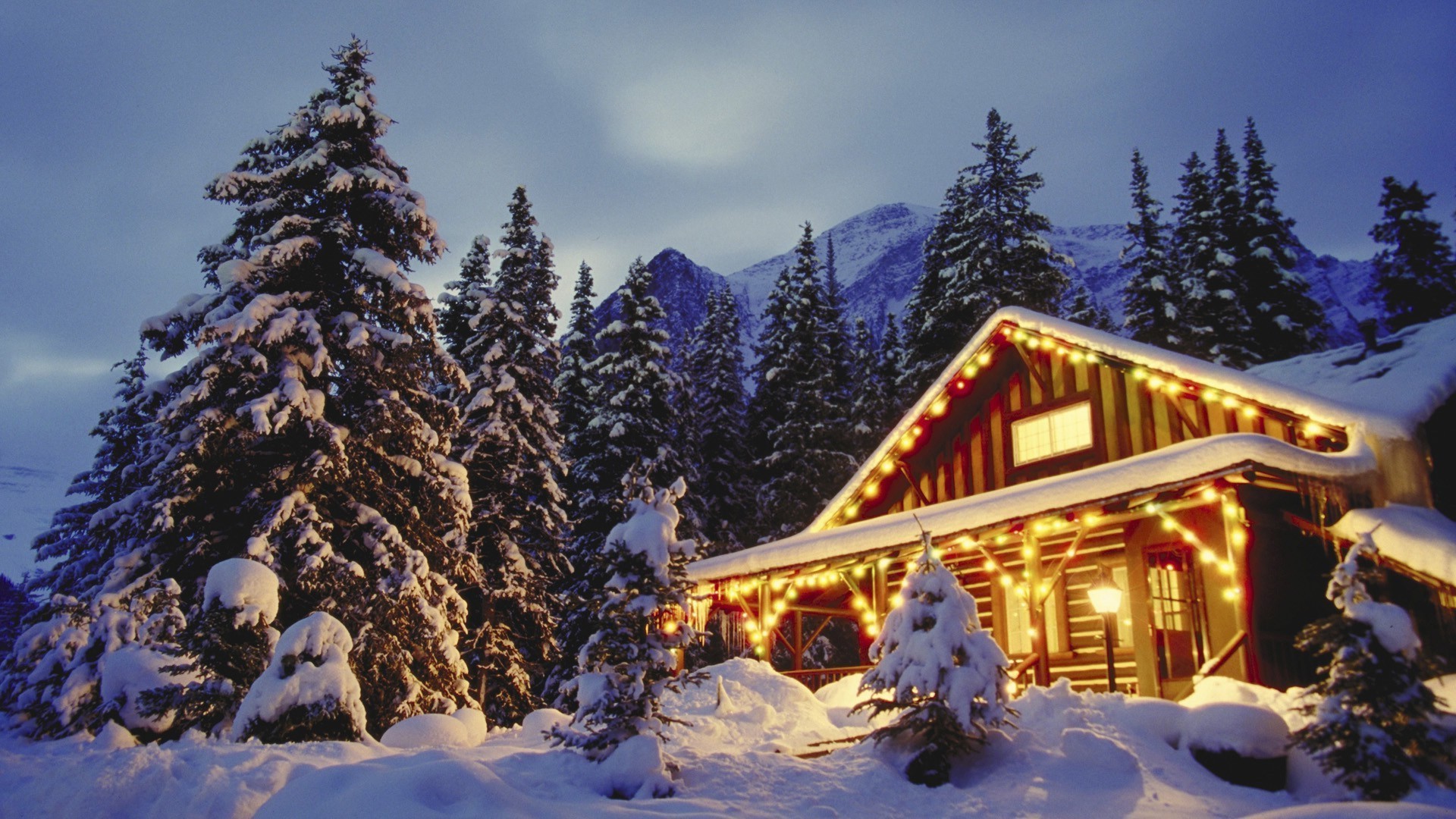 ano novo neve inverno montanhas evergreen frio resort madeira chalé cênica coníferas natal árvore abeto cabana ao ar livre alpino luz do dia pico de montanha estância de esqui