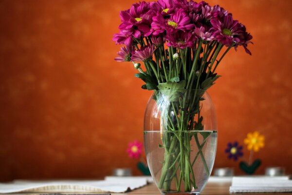 Ramo de flores en un jarrón sobre la mesa