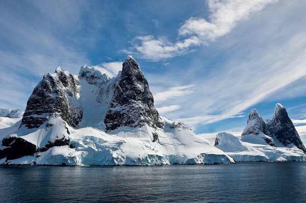 Rocas afiladas cubiertas de nieve