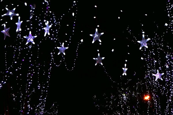 Guirlande lumineuse de Noël dans la rue