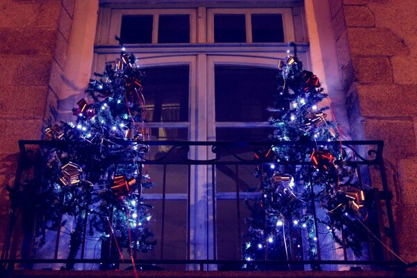 Árvores de Natal brilhantes elegantes na varanda