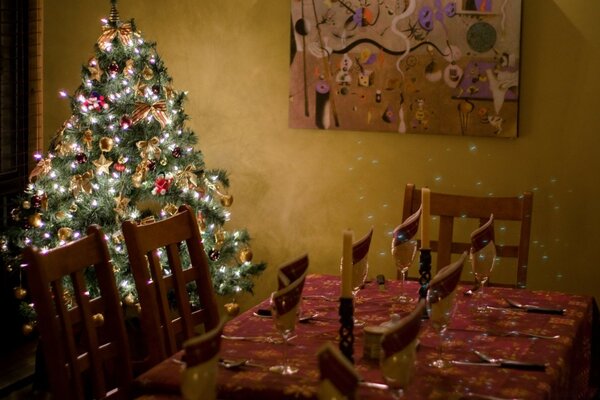 Arbre de Noël intérieur et table couverte
