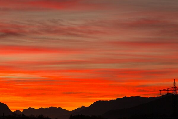 Schöner roter Sonnenuntergang in den Bergen