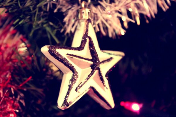 Decoraciones de árbol de Navidad. Estrella, oropel, luces de Navidad