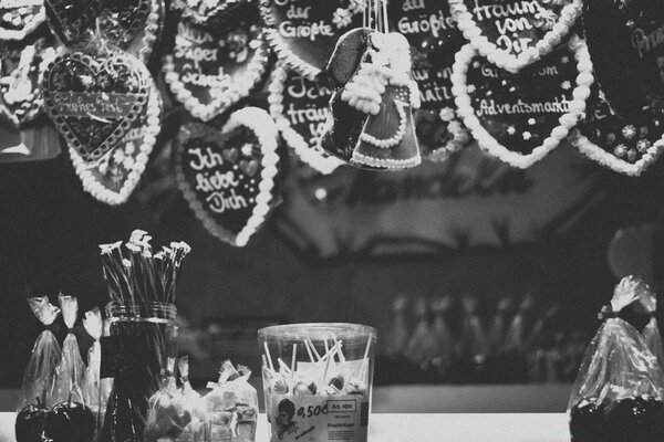 Foto en blanco y negro de decoraciones de Navidad