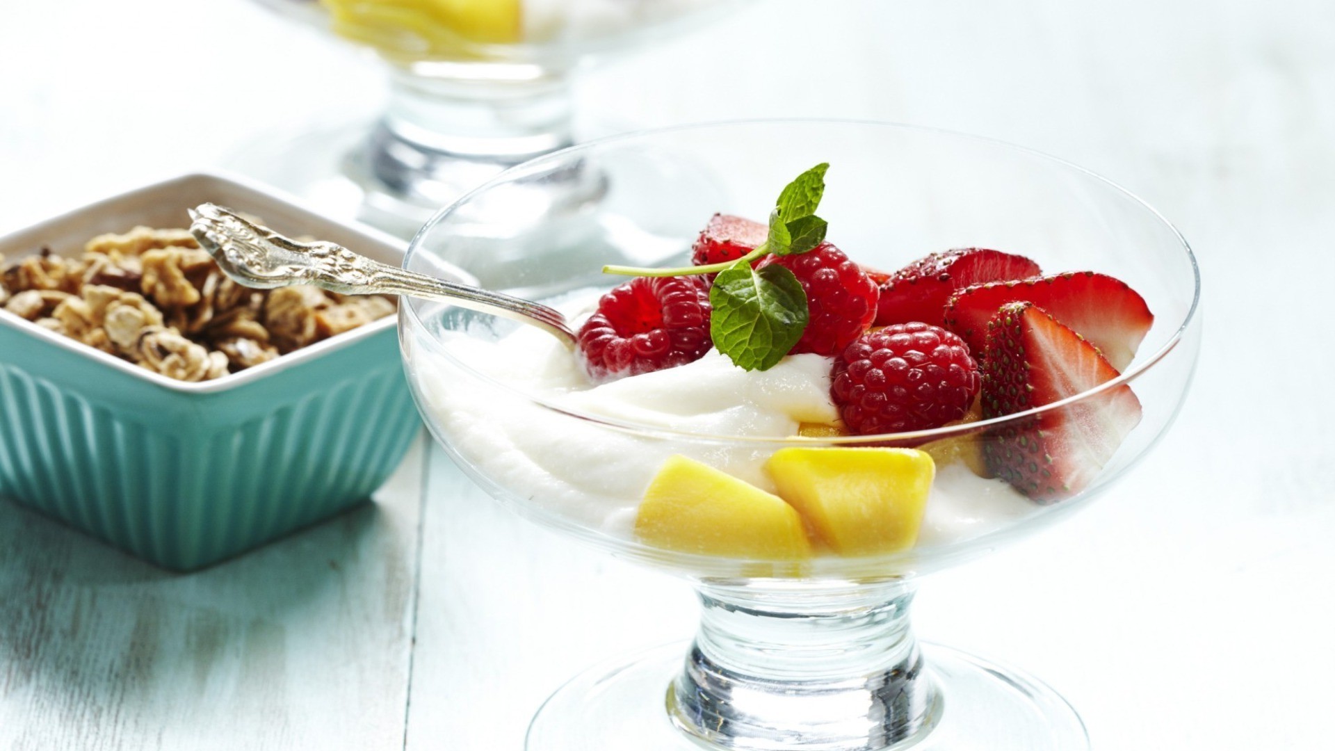 colazione frutta dolce bacca fragola ciotola cibo sano rinfrescante muesli latte delizioso latticini muesli lampone dieta yogurt cucchiaio tavolo nutrizione