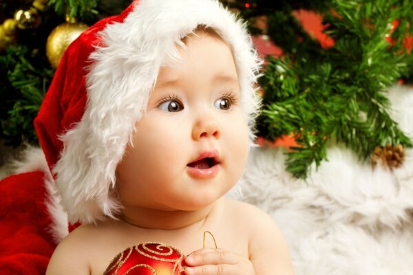 Il bambino tiene il giocattolo di Natale